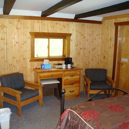 Helmcken Falls Lodge Cabin Rooms And Rv Park Клиъруотър Екстериор снимка