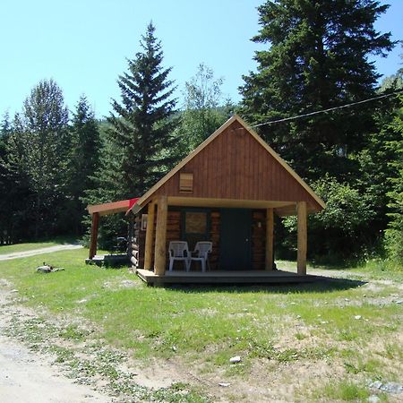 Helmcken Falls Lodge Cabin Rooms And Rv Park Клиъруотър Екстериор снимка