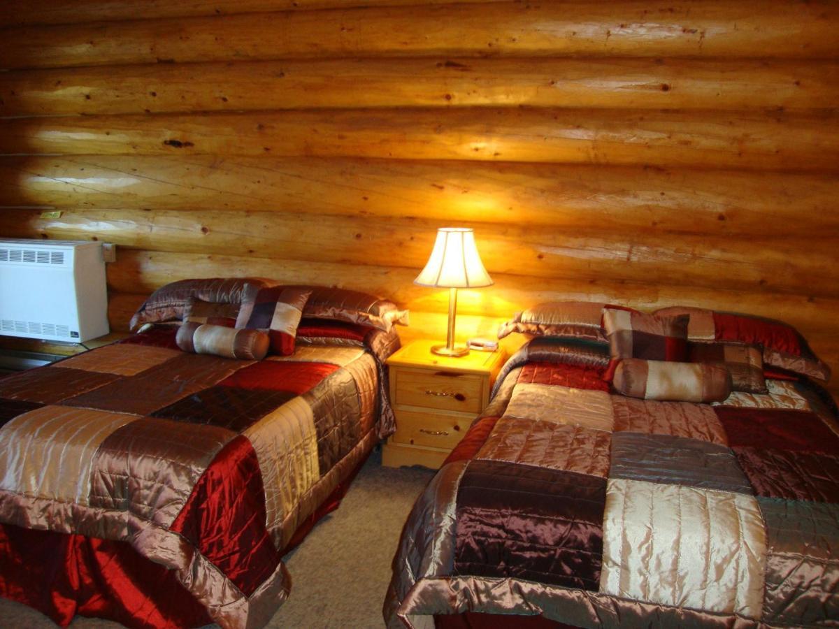 Helmcken Falls Lodge Cabin Rooms And Rv Park Клиъруотър Екстериор снимка