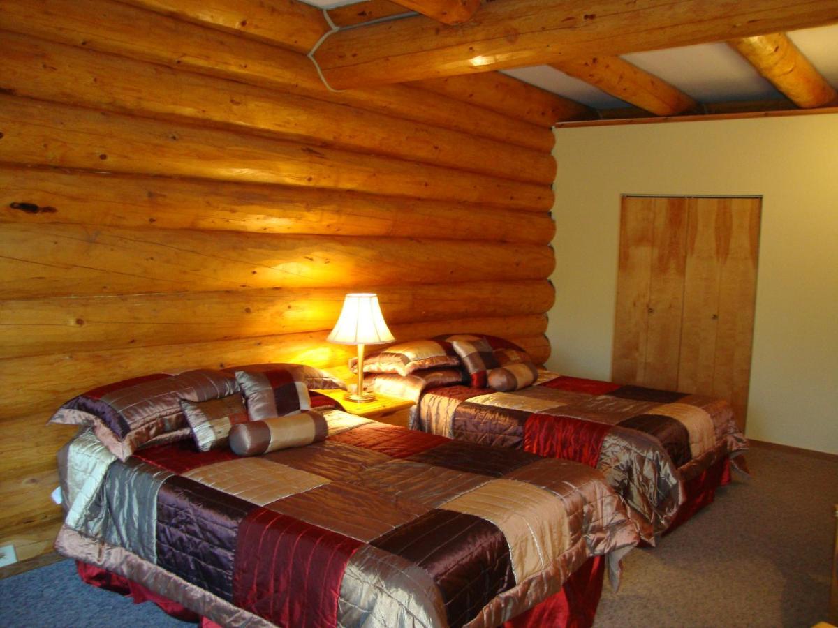 Helmcken Falls Lodge Cabin Rooms And Rv Park Клиъруотър Екстериор снимка
