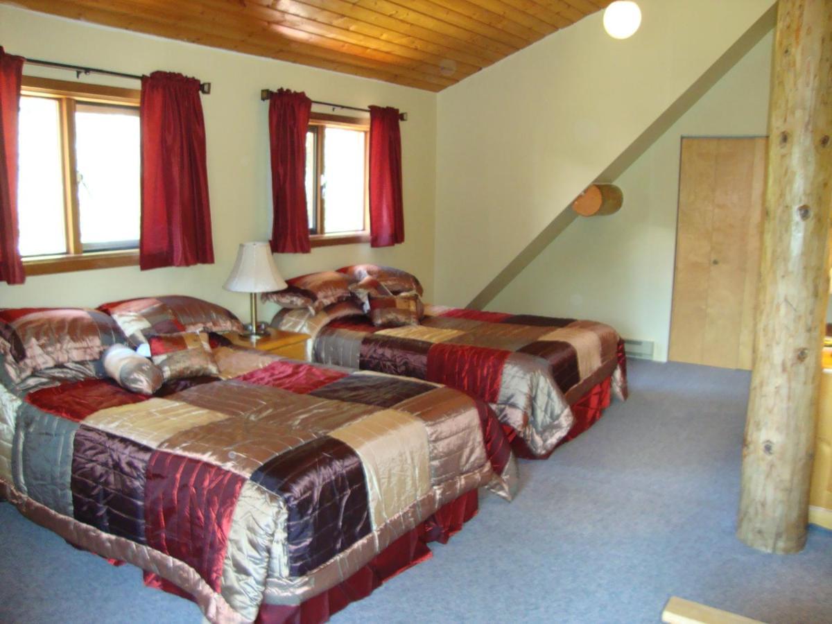 Helmcken Falls Lodge Cabin Rooms And Rv Park Клиъруотър Екстериор снимка