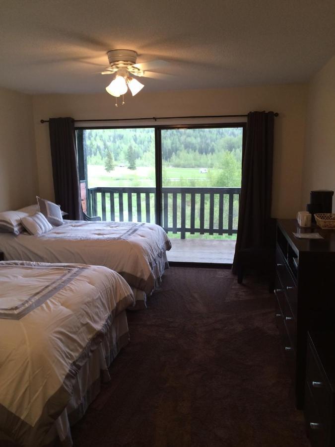 Helmcken Falls Lodge Cabin Rooms And Rv Park Клиъруотър Екстериор снимка
