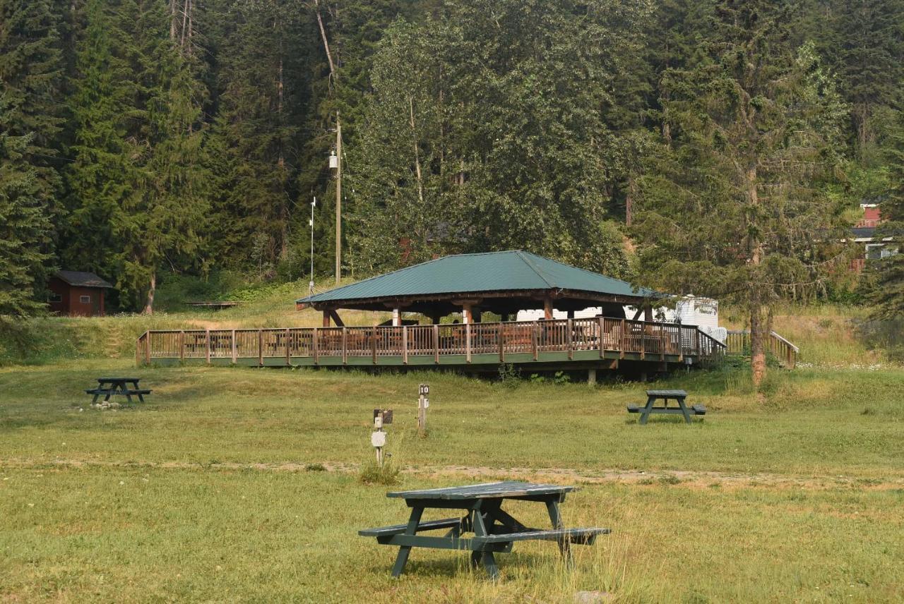 Helmcken Falls Lodge Cabin Rooms And Rv Park Клиъруотър Екстериор снимка