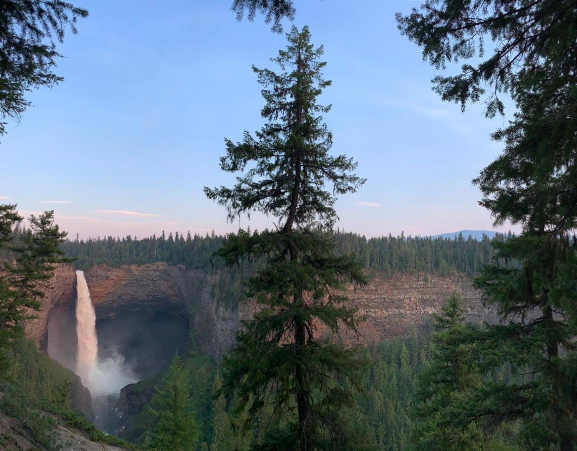 Helmcken Falls Lodge Cabin Rooms And Rv Park Клиъруотър Екстериор снимка