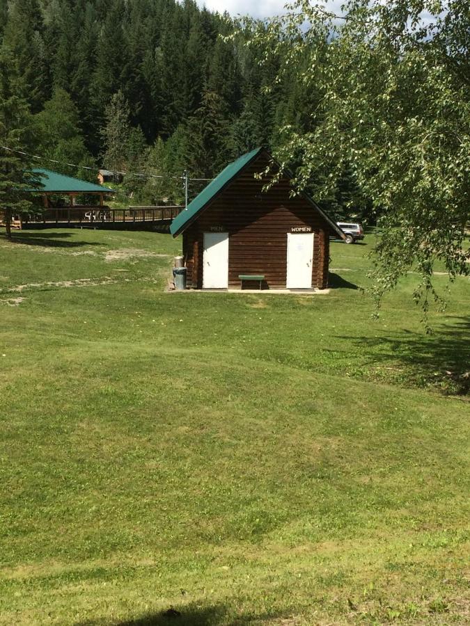 Helmcken Falls Lodge Cabin Rooms And Rv Park Клиъруотър Екстериор снимка