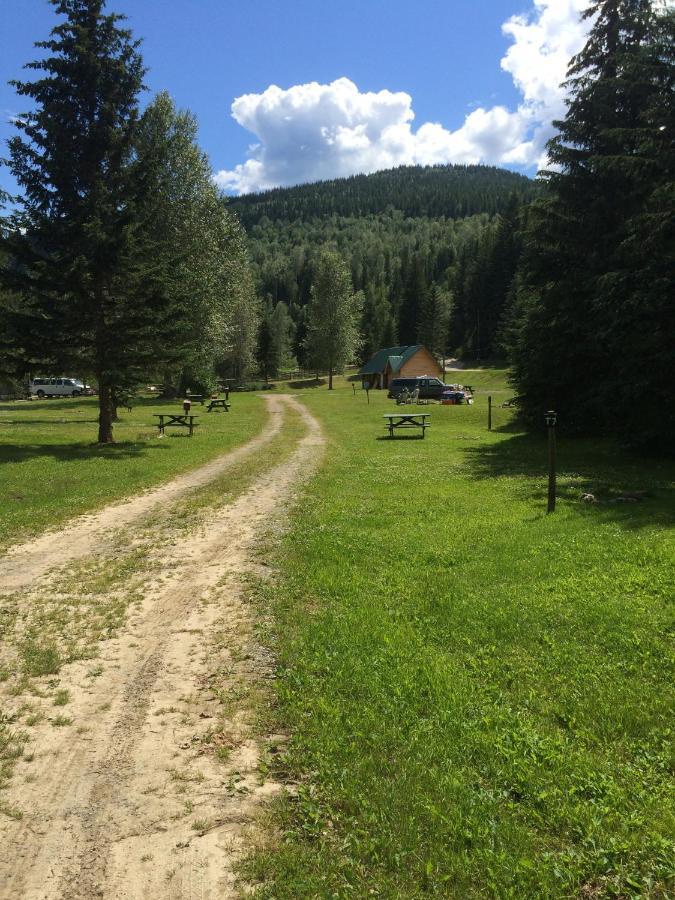 Helmcken Falls Lodge Cabin Rooms And Rv Park Клиъруотър Екстериор снимка
