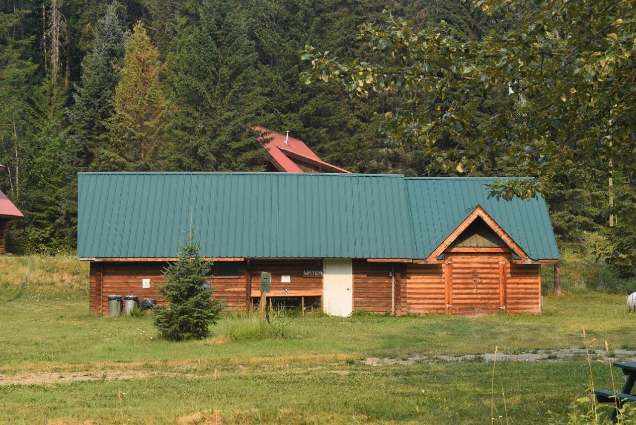 Helmcken Falls Lodge Cabin Rooms And Rv Park Клиъруотър Екстериор снимка