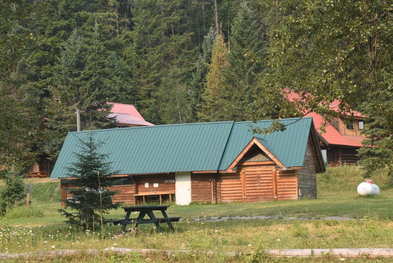 Helmcken Falls Lodge Cabin Rooms And Rv Park Клиъруотър Екстериор снимка
