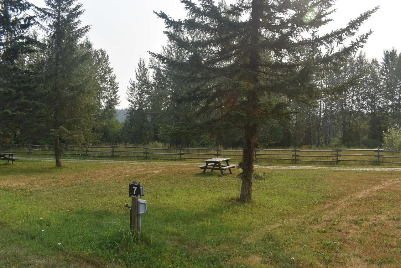 Helmcken Falls Lodge Cabin Rooms And Rv Park Клиъруотър Екстериор снимка