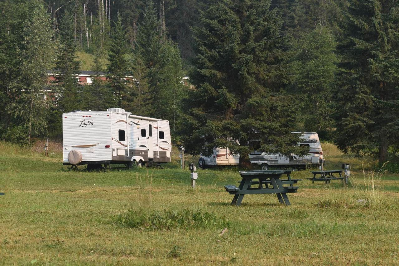 Helmcken Falls Lodge Cabin Rooms And Rv Park Клиъруотър Екстериор снимка