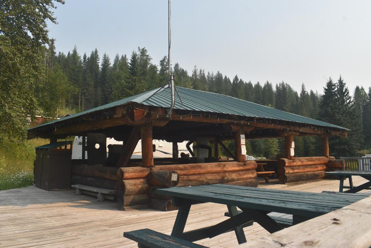 Helmcken Falls Lodge Cabin Rooms And Rv Park Клиъруотър Екстериор снимка