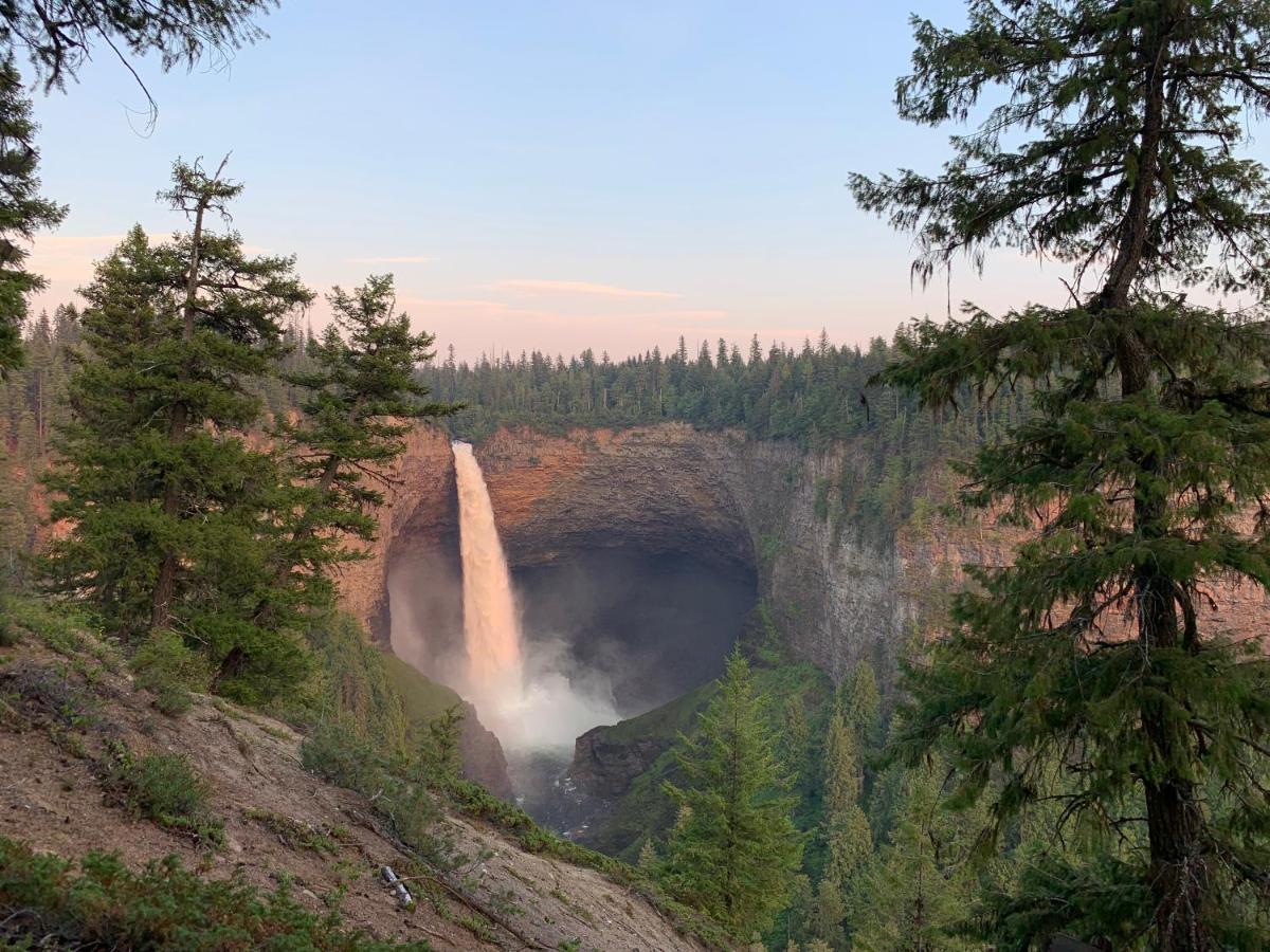 Helmcken Falls Lodge Cabin Rooms And Rv Park Клиъруотър Екстериор снимка