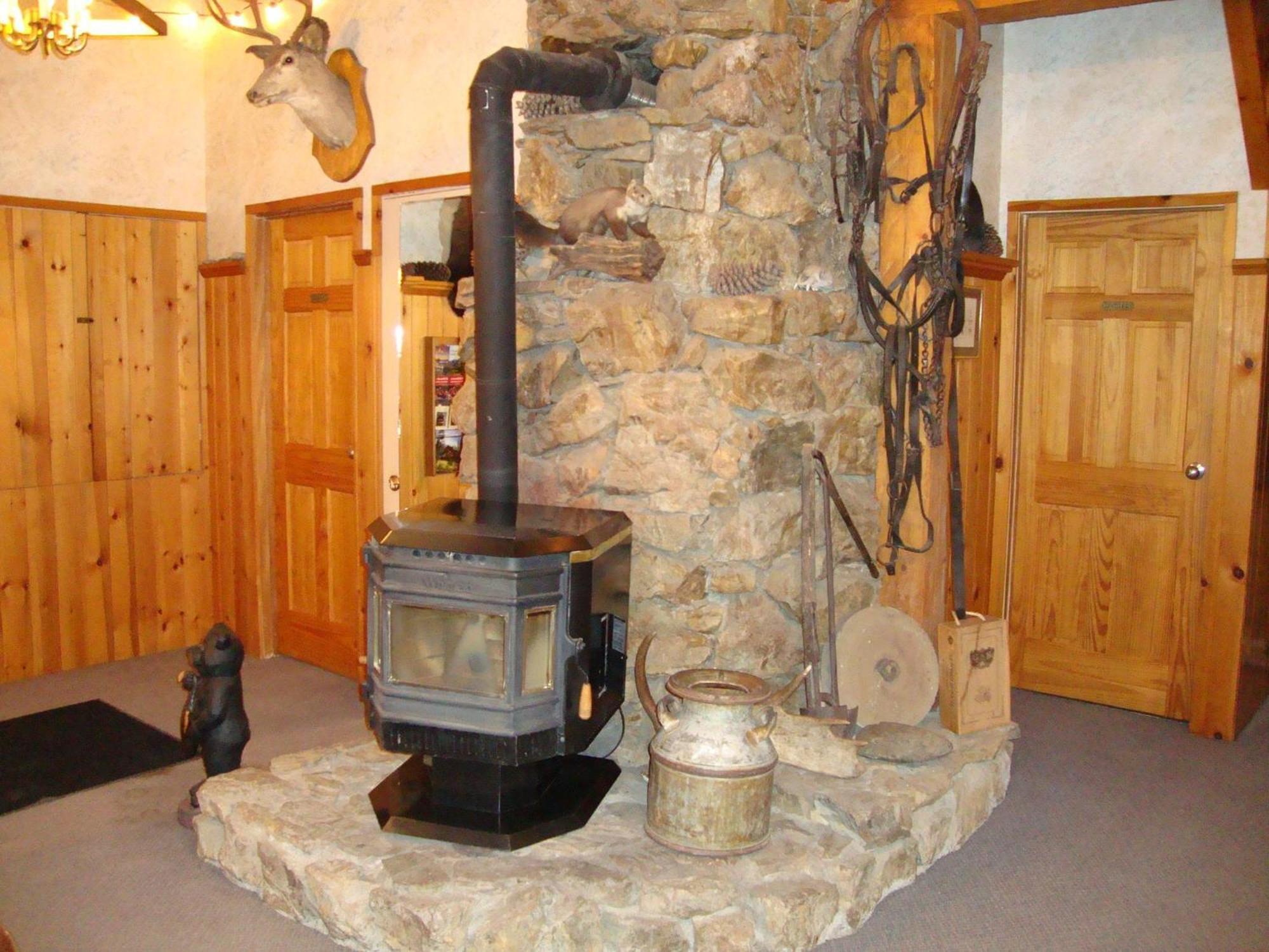 Helmcken Falls Lodge Cabin Rooms And Rv Park Клиъруотър Екстериор снимка