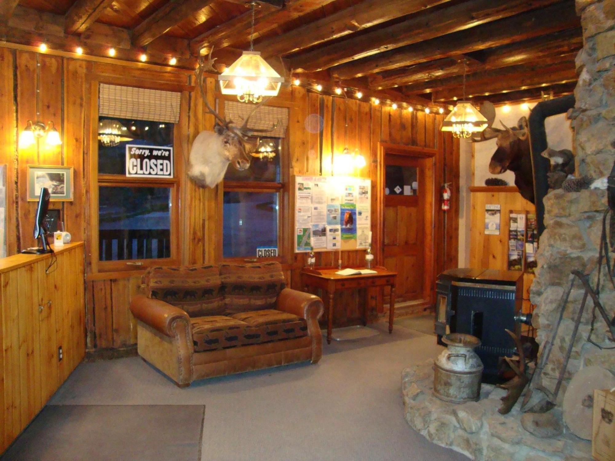 Helmcken Falls Lodge Cabin Rooms And Rv Park Клиъруотър Екстериор снимка