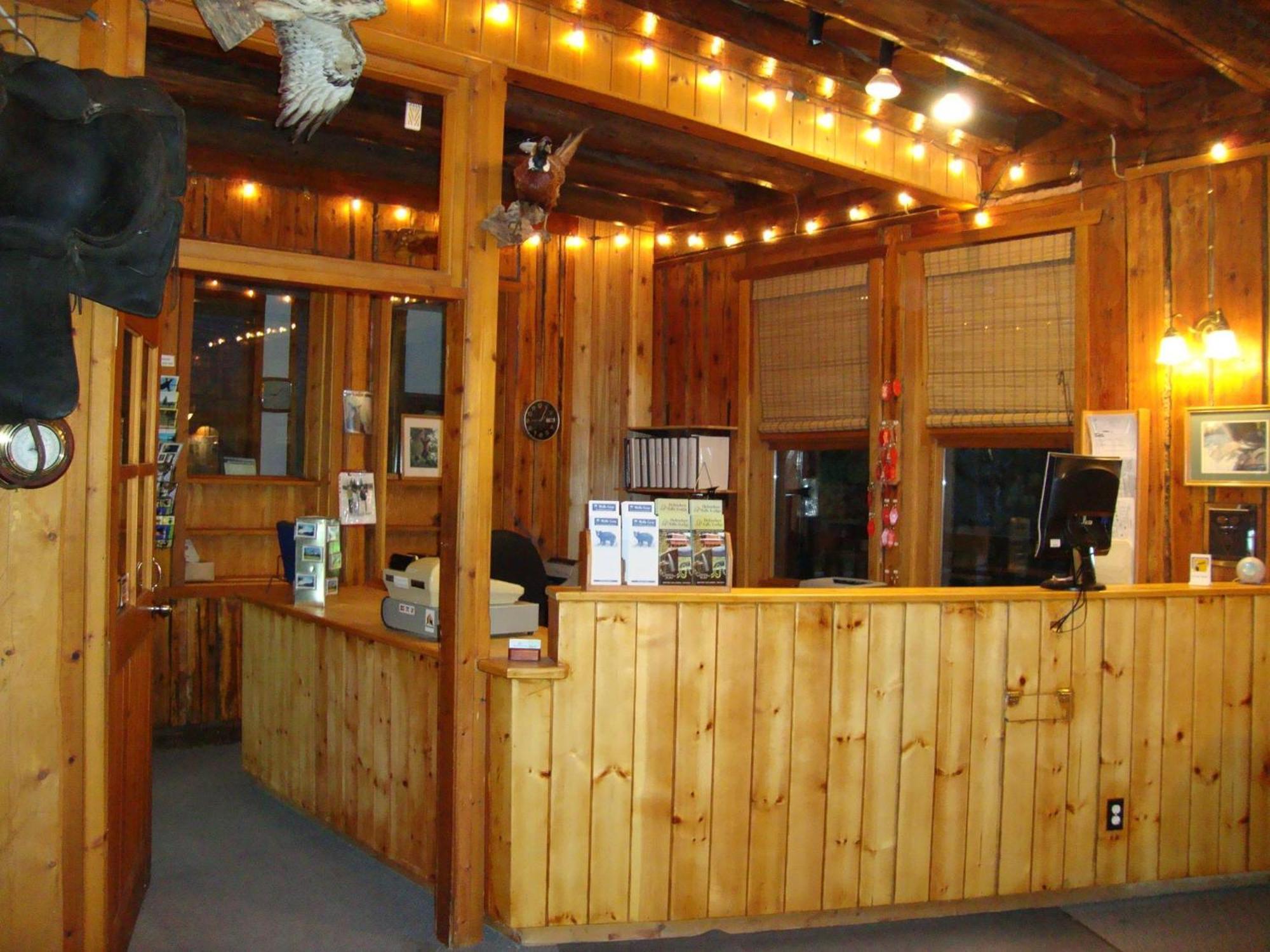 Helmcken Falls Lodge Cabin Rooms And Rv Park Клиъруотър Екстериор снимка
