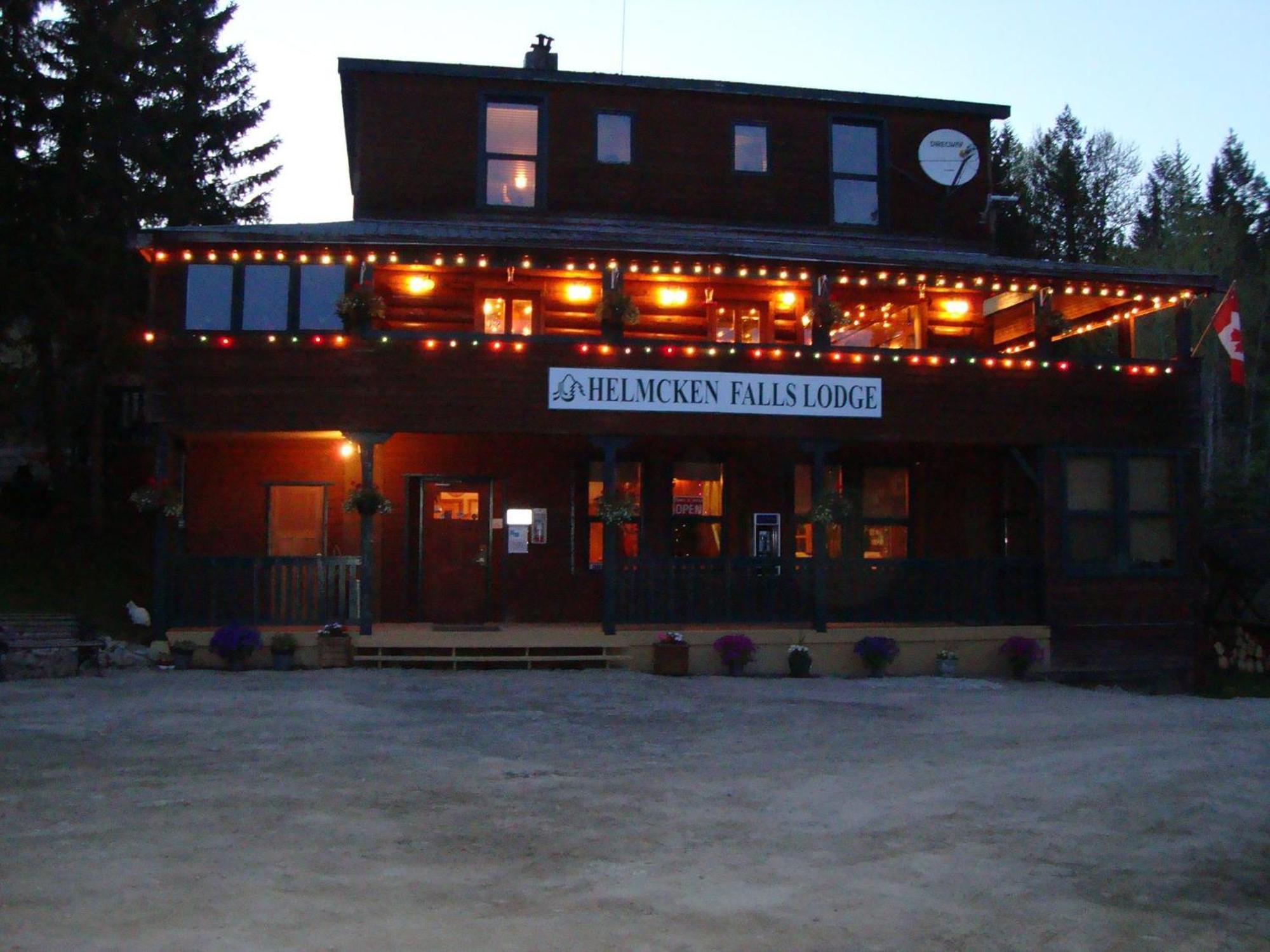 Helmcken Falls Lodge Cabin Rooms And Rv Park Клиъруотър Екстериор снимка