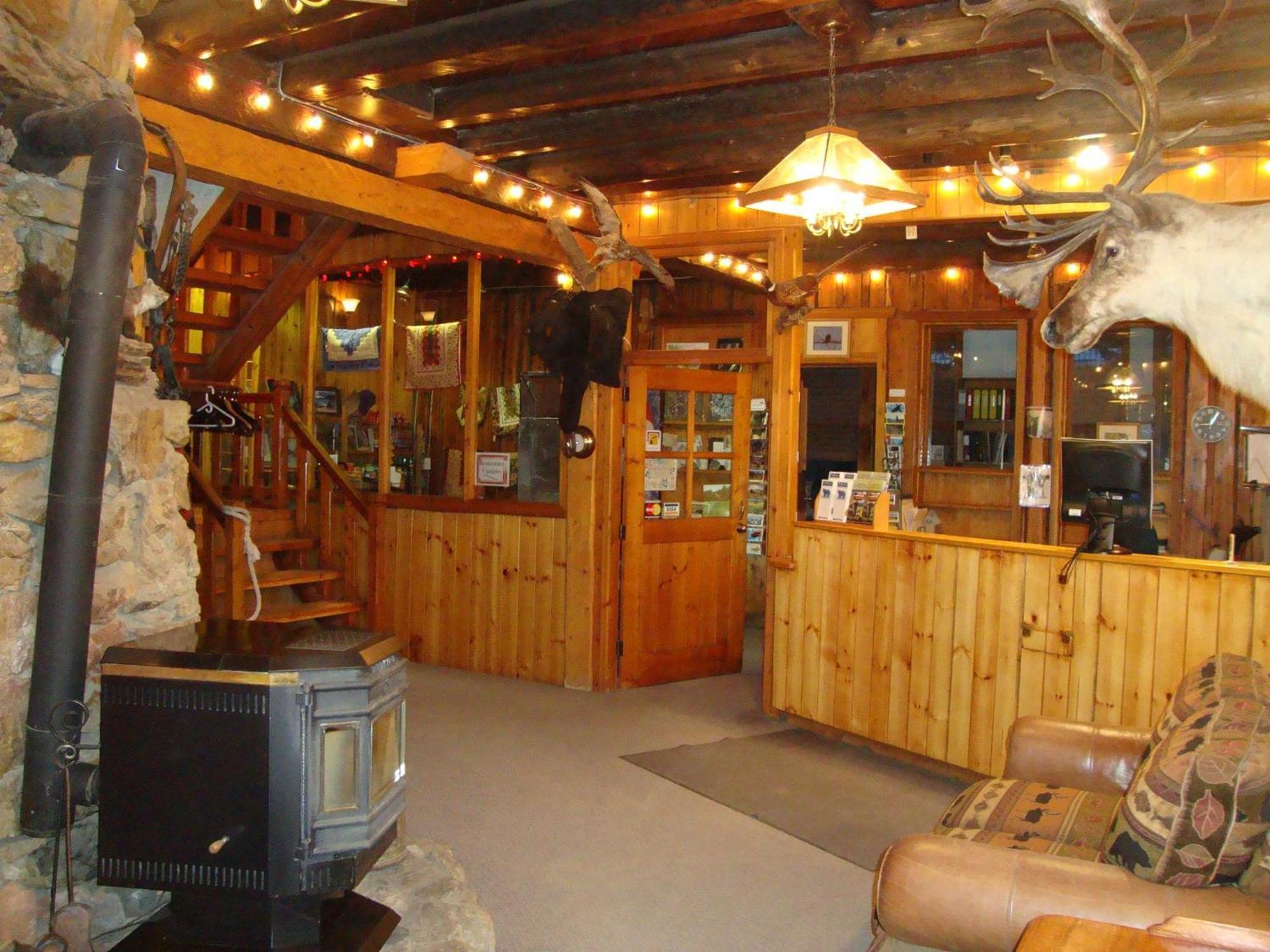 Helmcken Falls Lodge Cabin Rooms And Rv Park Клиъруотър Екстериор снимка