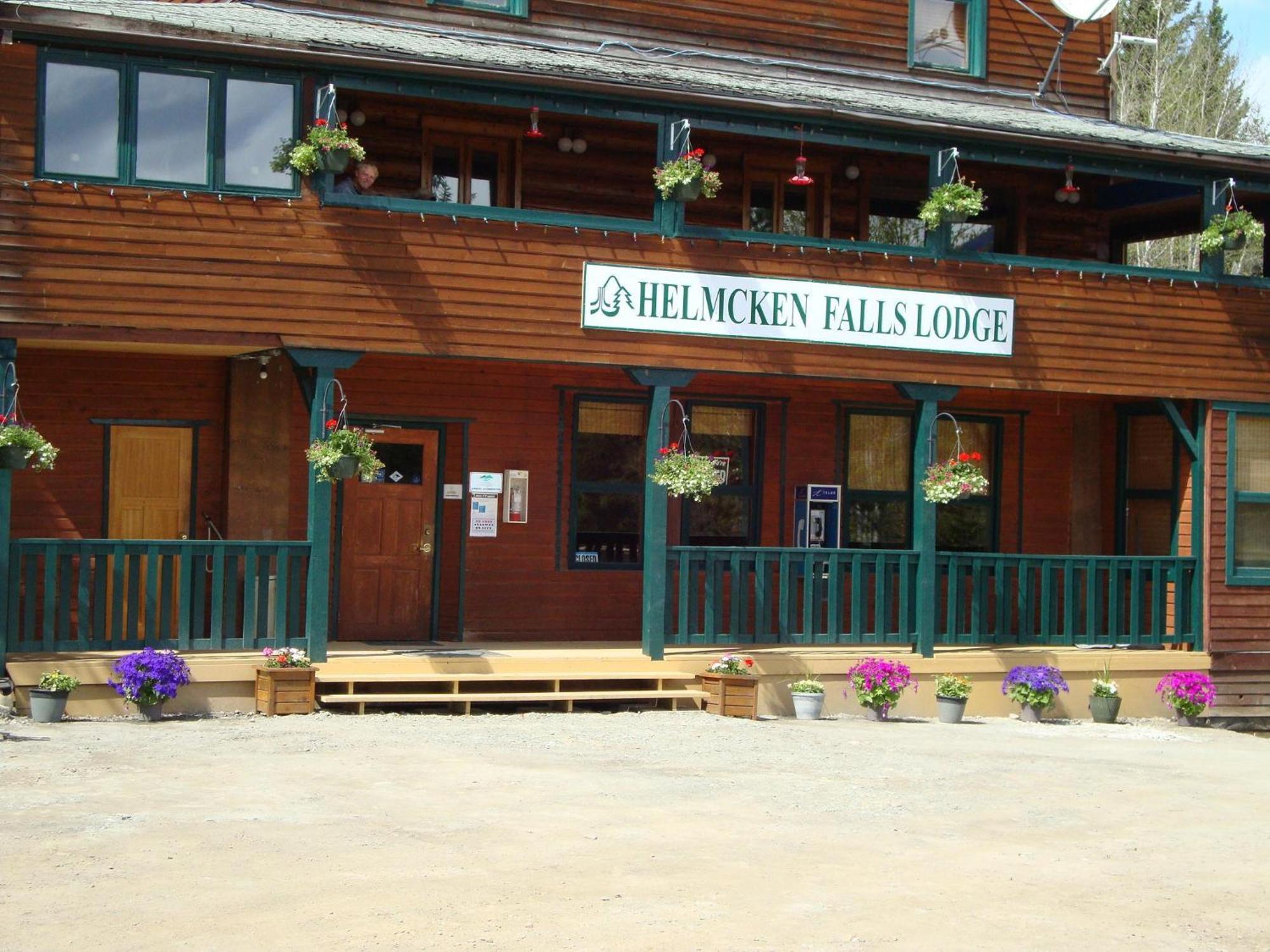 Helmcken Falls Lodge Cabin Rooms And Rv Park Клиъруотър Екстериор снимка