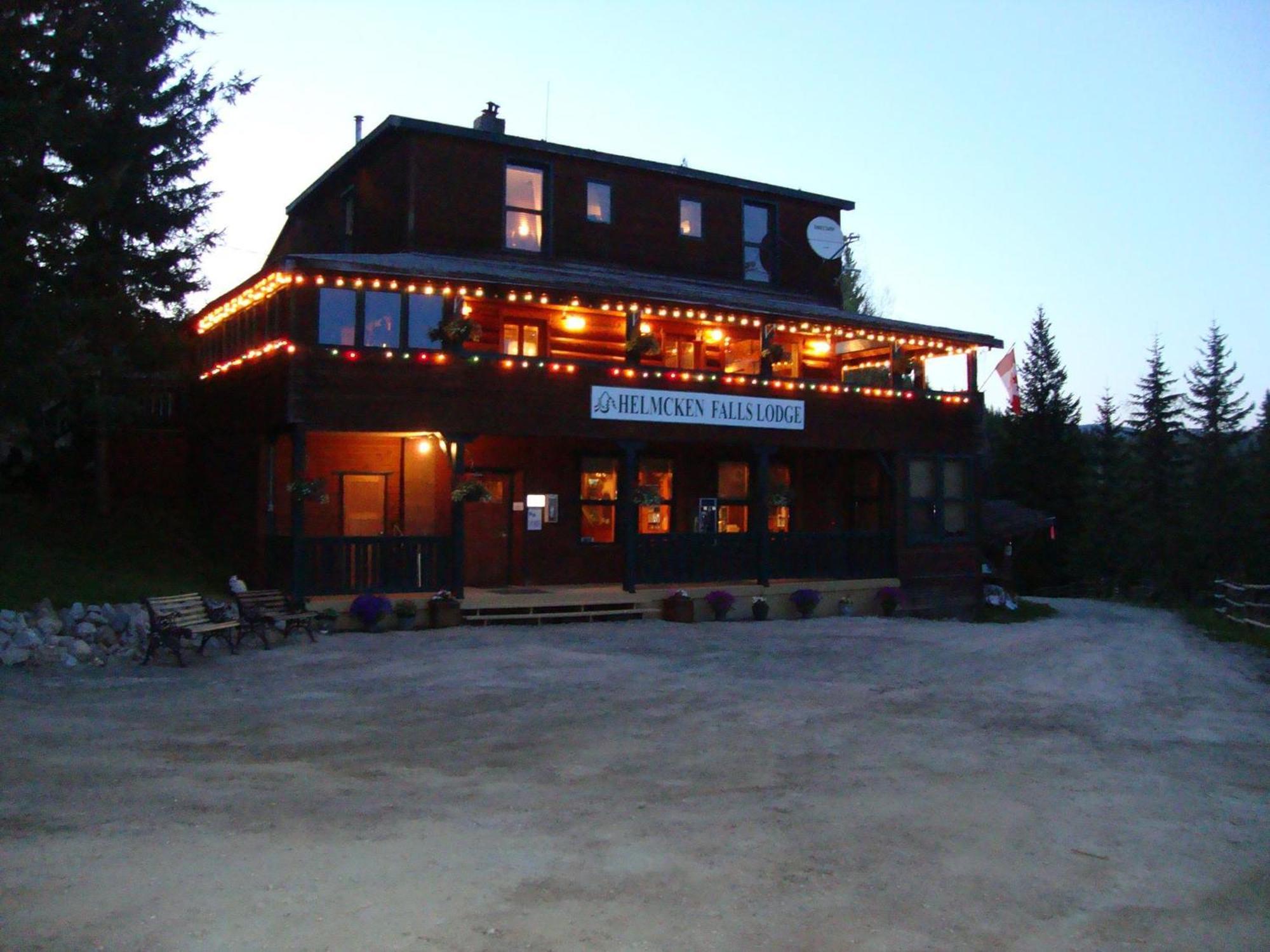 Helmcken Falls Lodge Cabin Rooms And Rv Park Клиъруотър Екстериор снимка