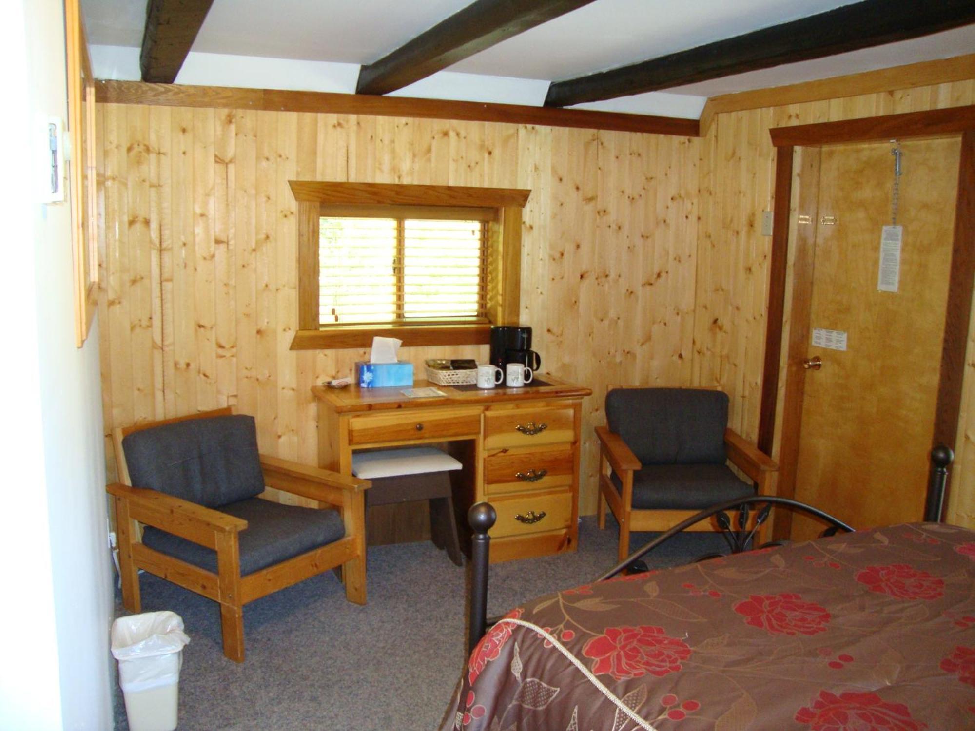 Helmcken Falls Lodge Cabin Rooms And Rv Park Клиъруотър Екстериор снимка