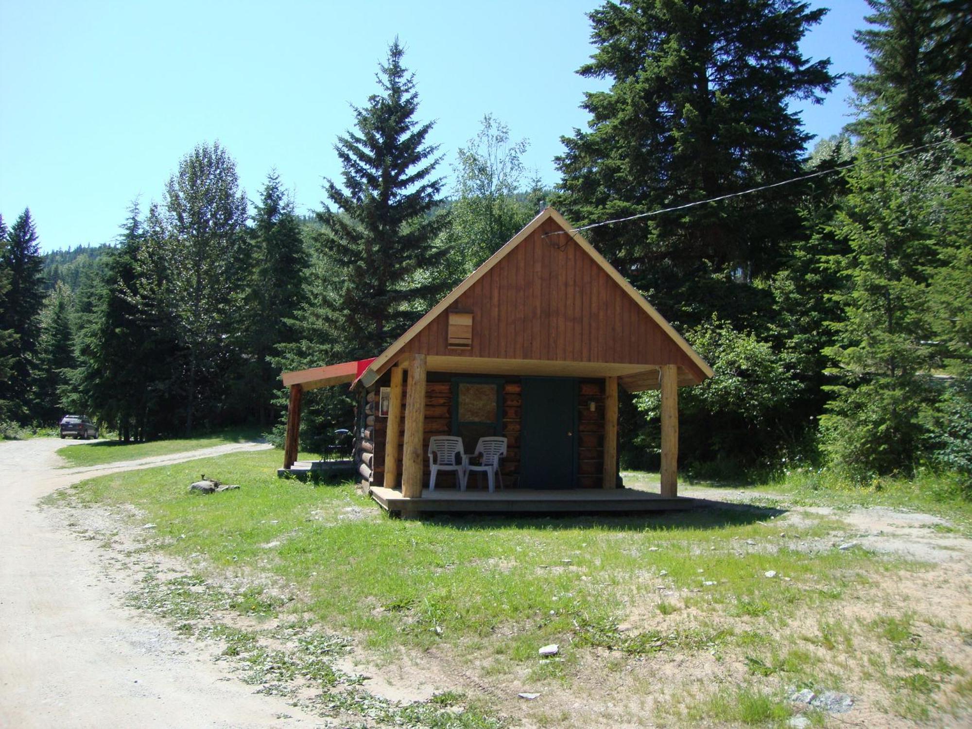 Helmcken Falls Lodge Cabin Rooms And Rv Park Клиъруотър Екстериор снимка