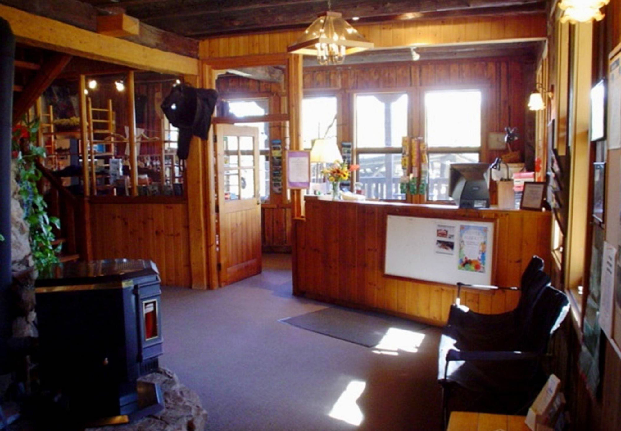 Helmcken Falls Lodge Cabin Rooms And Rv Park Клиъруотър Екстериор снимка