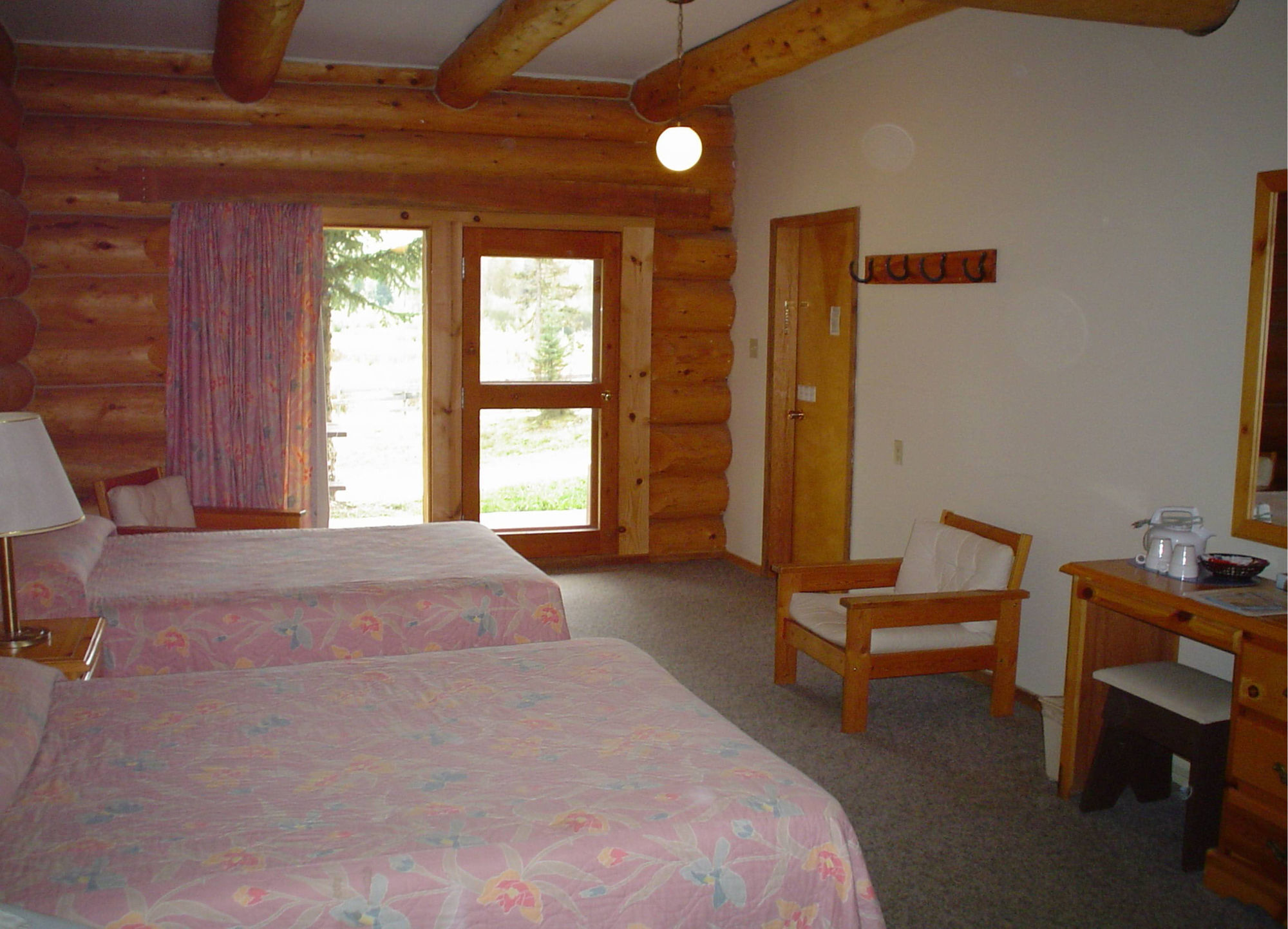 Helmcken Falls Lodge Cabin Rooms And Rv Park Клиъруотър Екстериор снимка