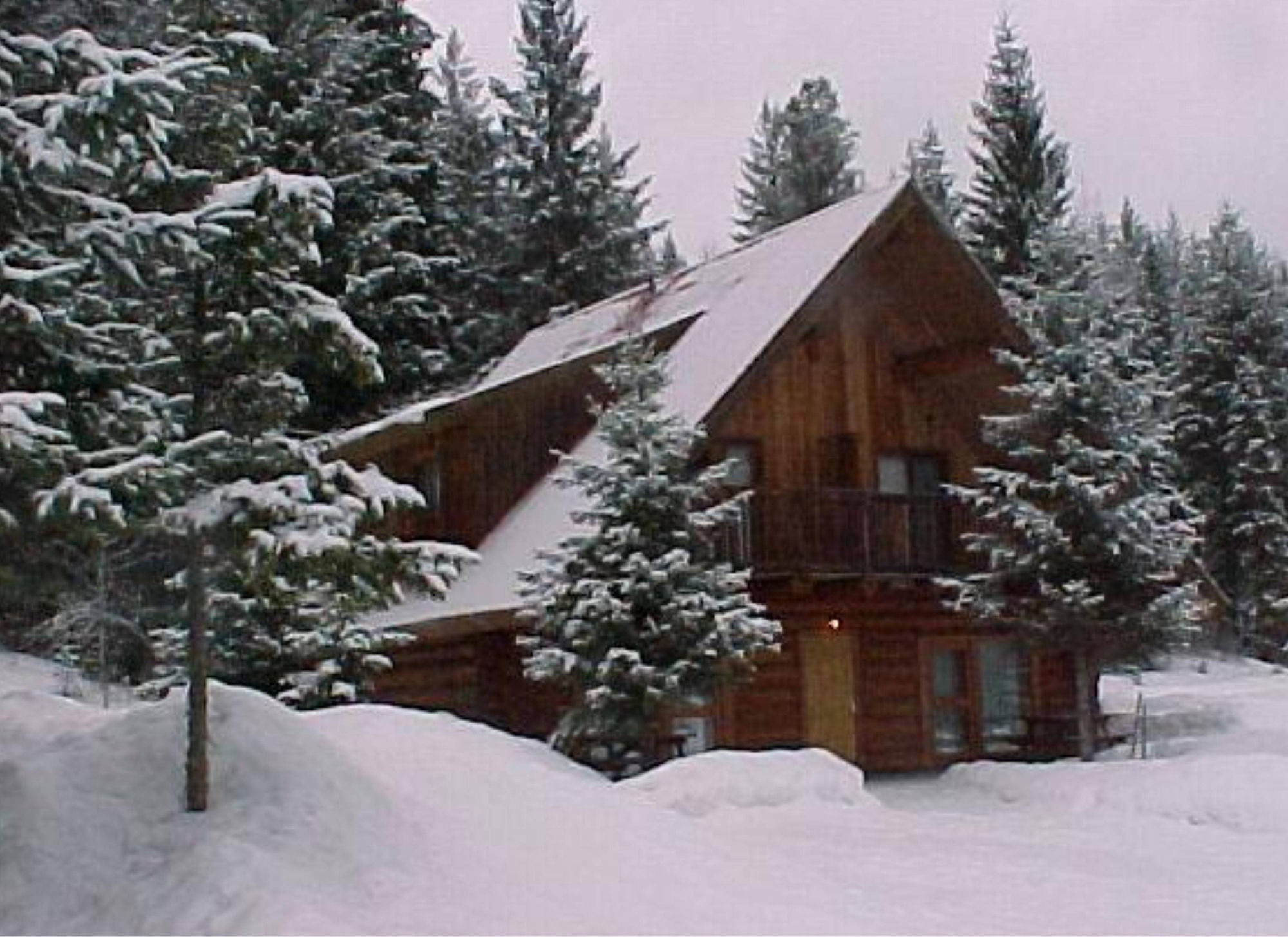 Helmcken Falls Lodge Cabin Rooms And Rv Park Клиъруотър Екстериор снимка