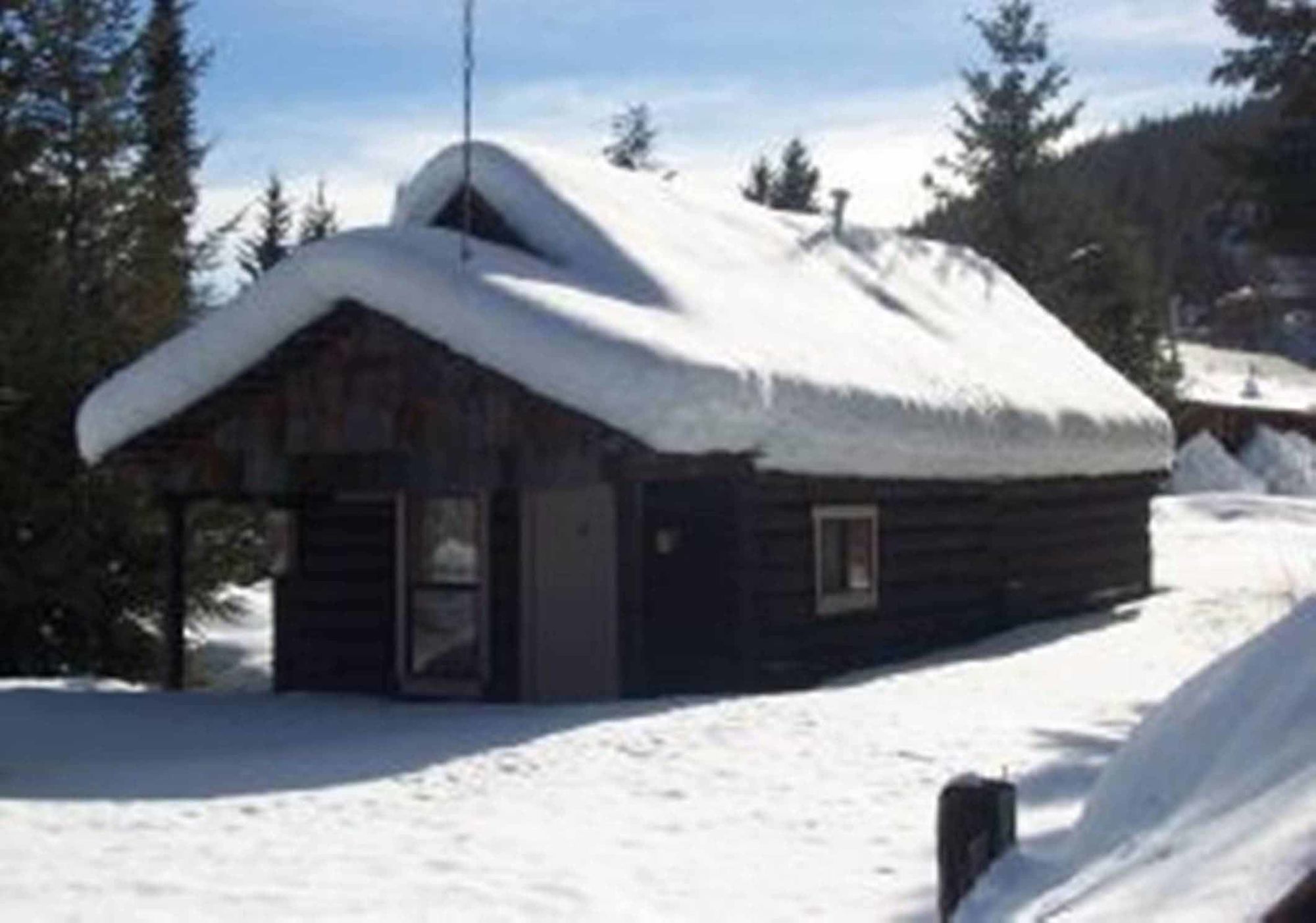 Helmcken Falls Lodge Cabin Rooms And Rv Park Клиъруотър Екстериор снимка