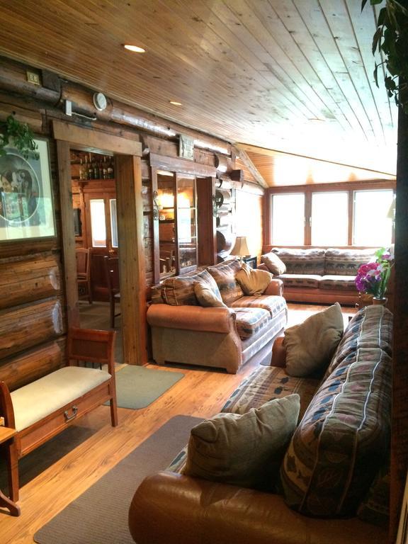 Helmcken Falls Lodge Cabin Rooms And Rv Park Клиъруотър Екстериор снимка