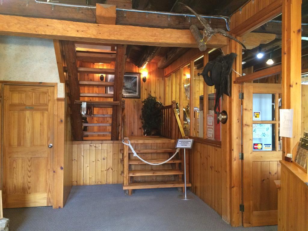 Helmcken Falls Lodge Cabin Rooms And Rv Park Клиъруотър Екстериор снимка
