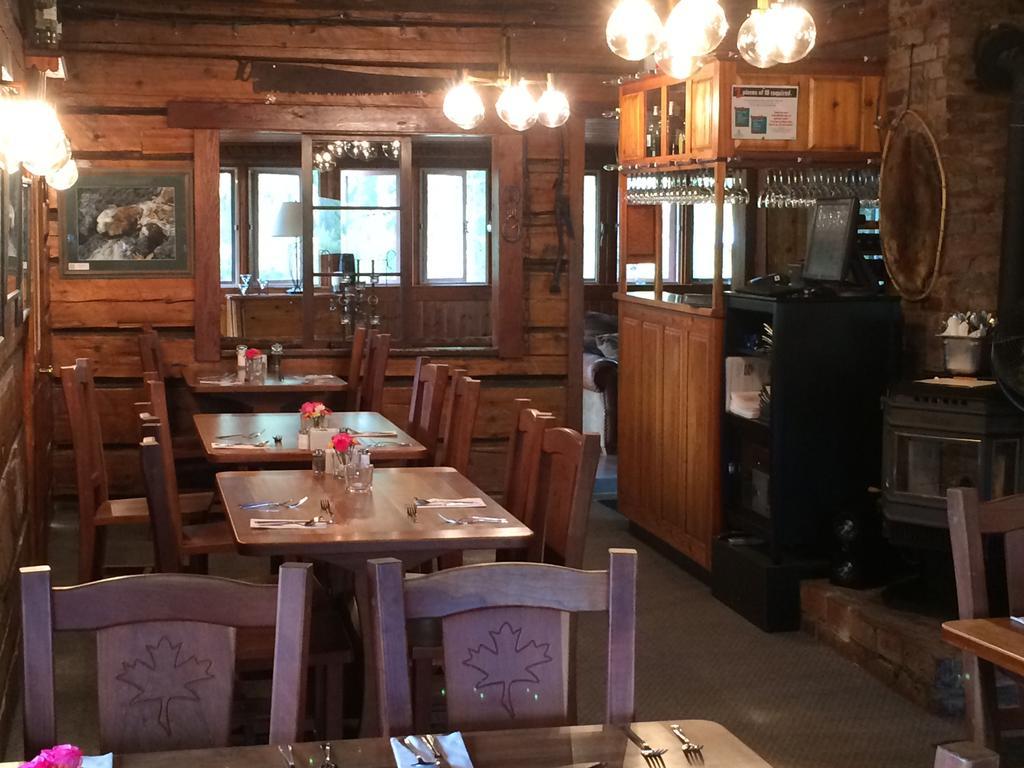 Helmcken Falls Lodge Cabin Rooms And Rv Park Клиъруотър Екстериор снимка