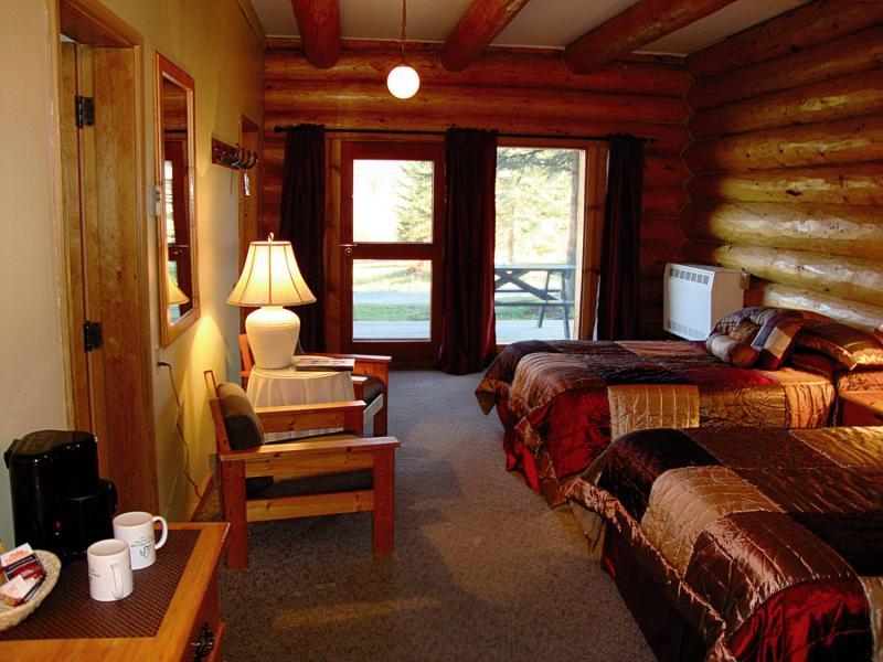 Helmcken Falls Lodge Cabin Rooms And Rv Park Клиъруотър Екстериор снимка